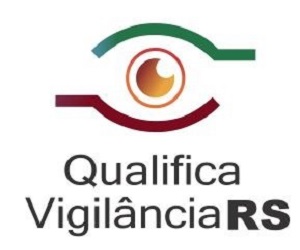 Fundo branco. Imagem estilizada de um olho com o círculo (íris) em degradê de laranja ao vermelho. As pálpebras são representadas em verde (acima) e em vermelho (abaixo). O título é Qualifica Vigilância RS.